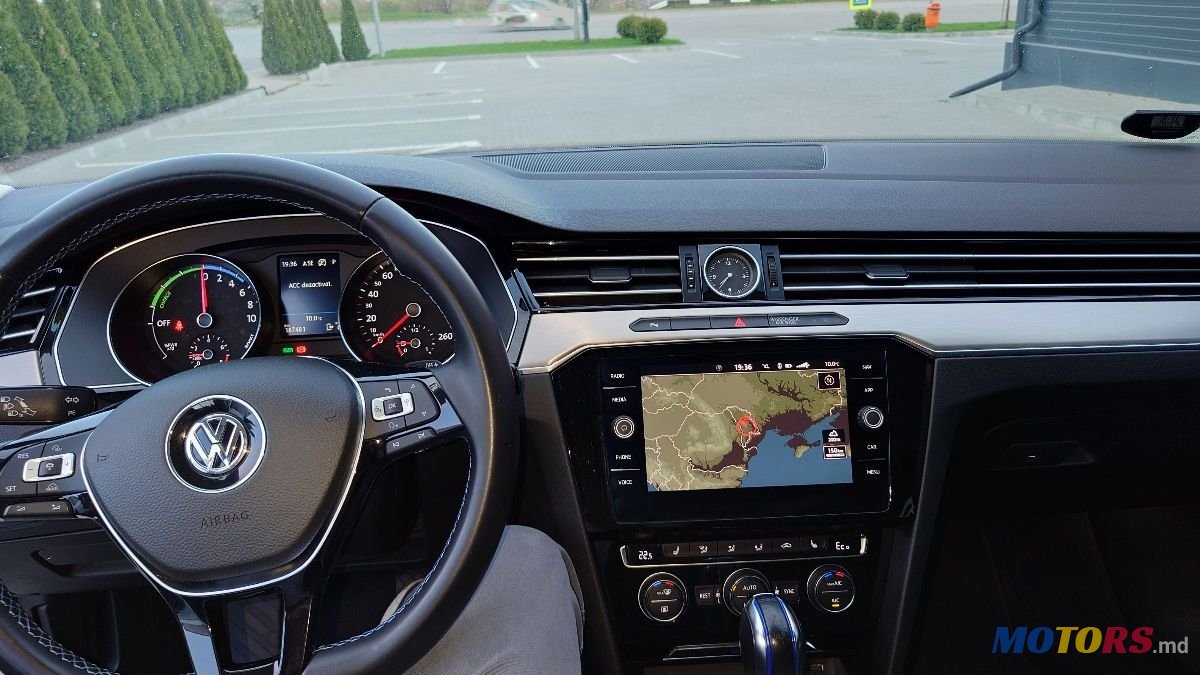 2018' Volkswagen Passat photo #5