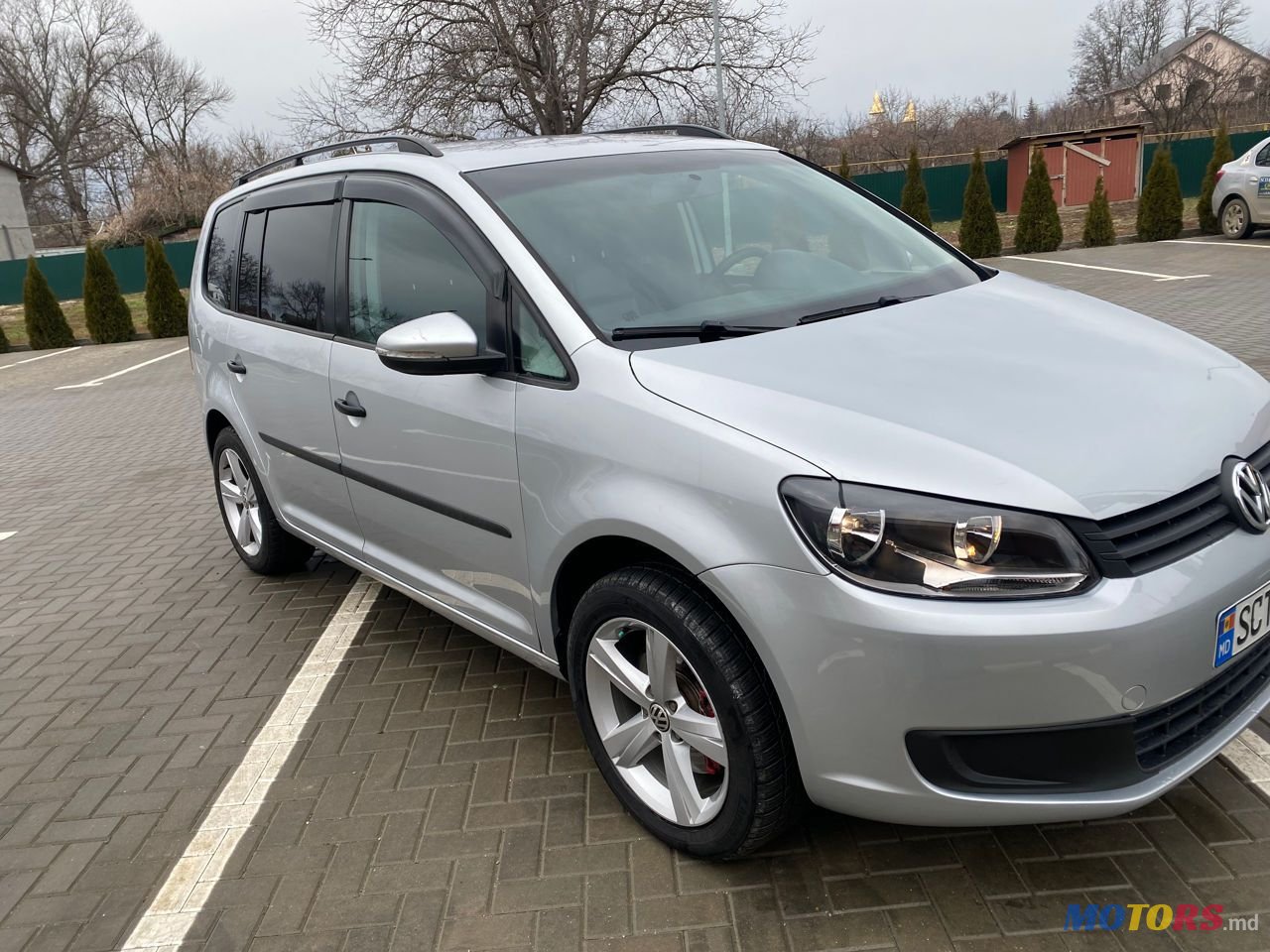 2011' Volkswagen Touran photo #3