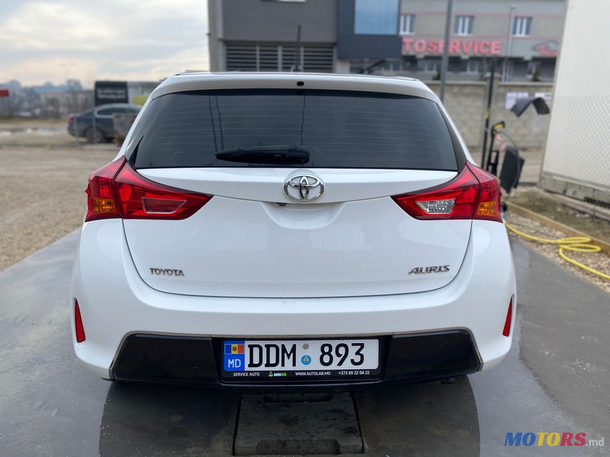 2013' Toyota Auris photo #6