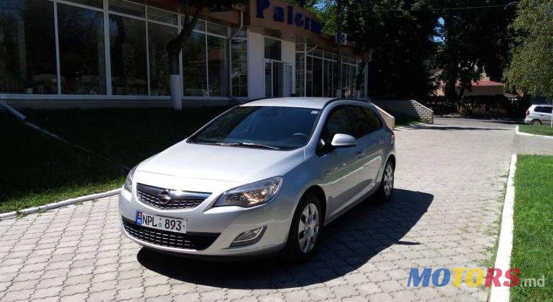 2012' Opel Astra photo #1