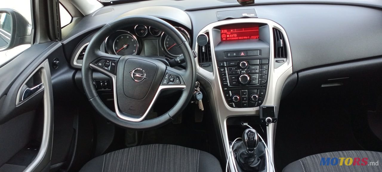 2011' Opel Astra photo #6