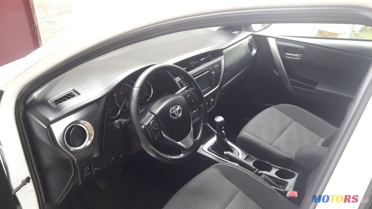 2013' Toyota Auris photo #2