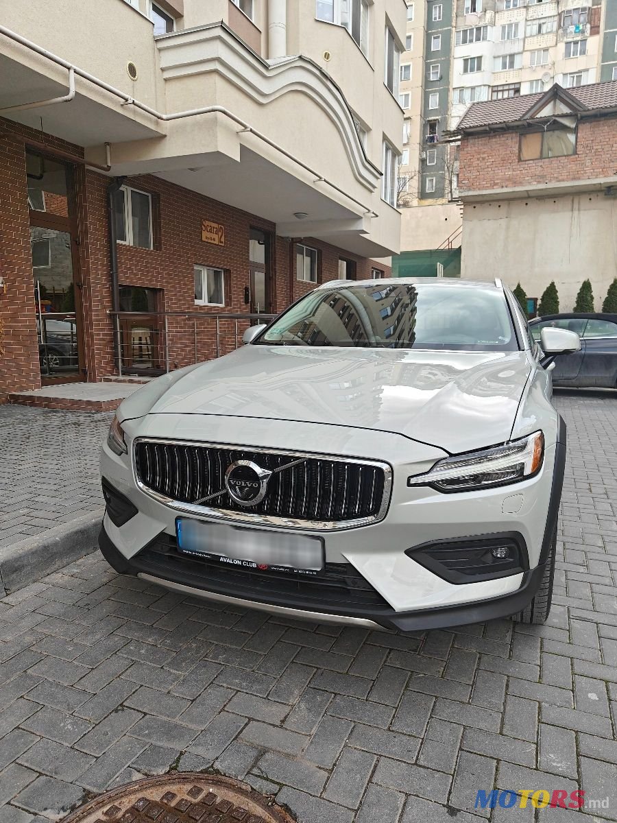 2019' Volvo V60 Cross Country photo #1