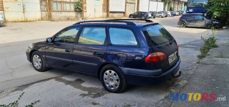 2001' Toyota Avensis photo #2