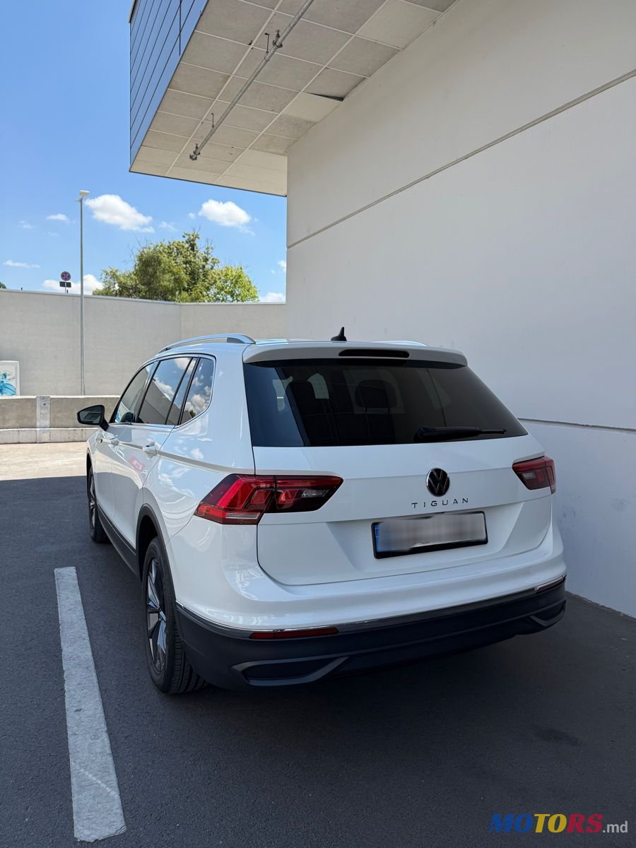 2022' Volkswagen Tiguan photo #5