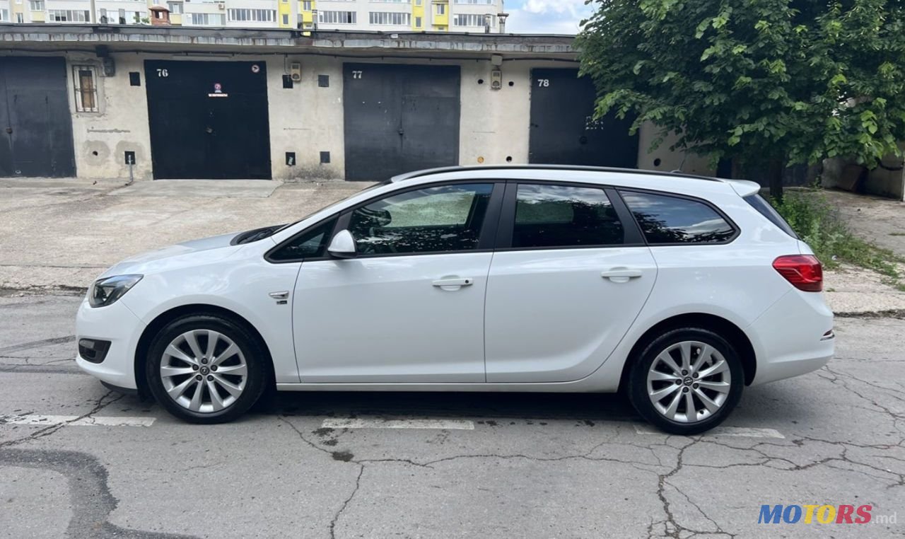 2013' Opel Astra photo #2