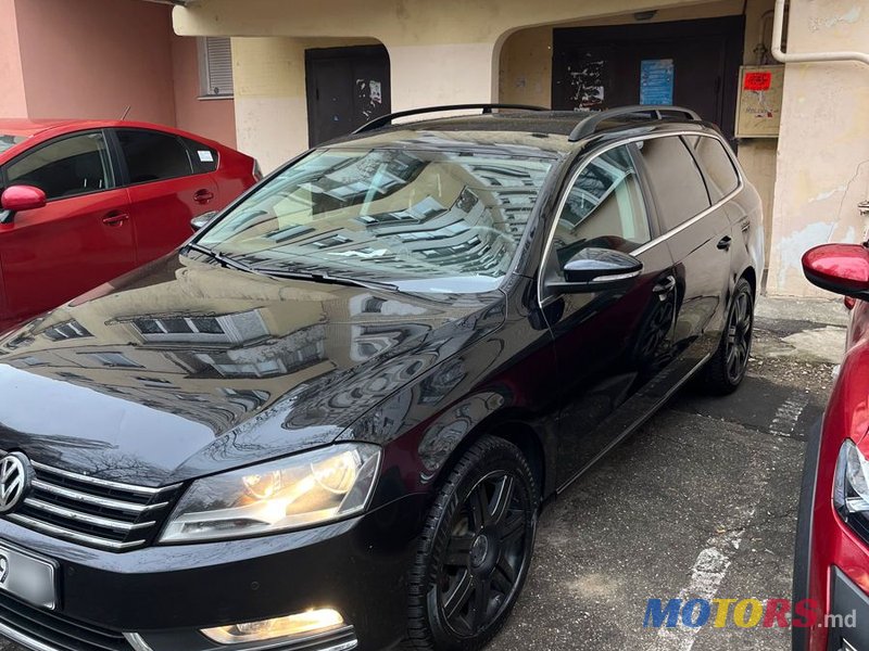 2011' Volkswagen Passat photo #2