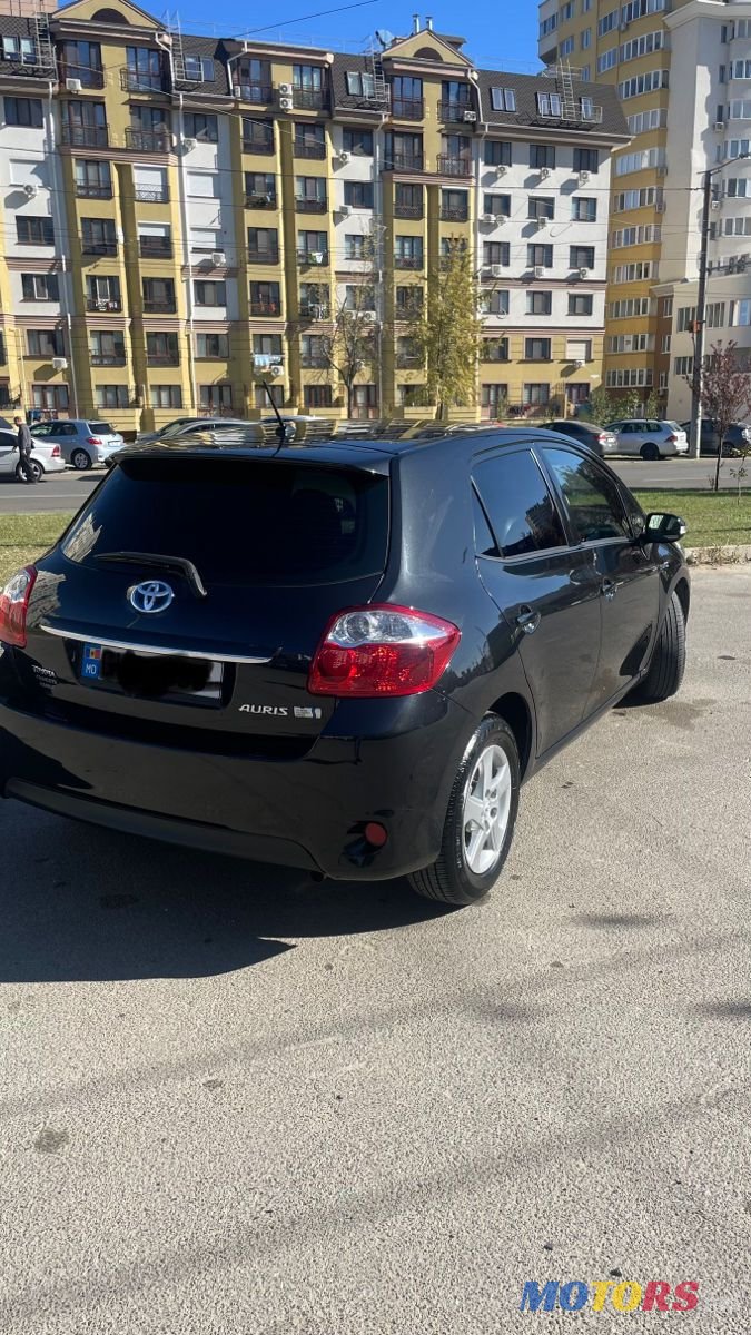 2011' Toyota Auris photo #2