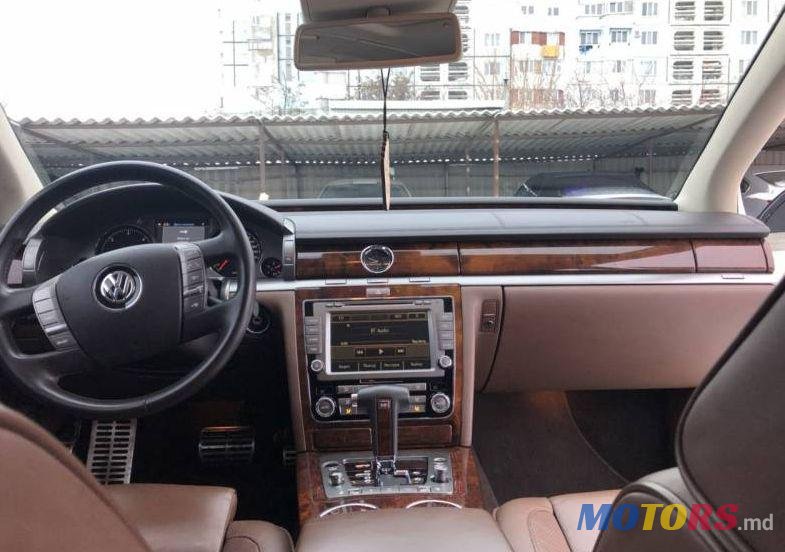 2013' Volkswagen Phaeton photo #2