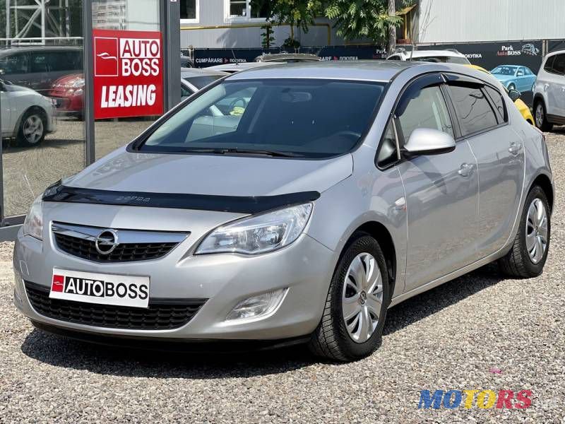 2012' Opel Astra photo #2