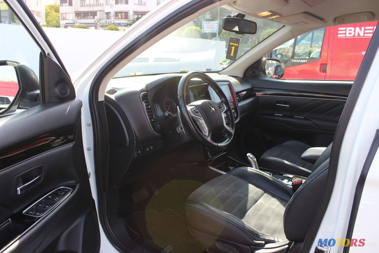 2019' Mitsubishi Outlander photo #5