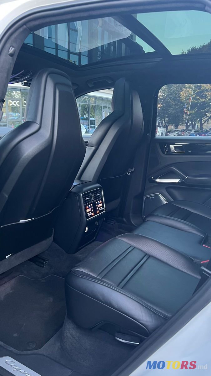 2018' Porsche Cayenne photo #6