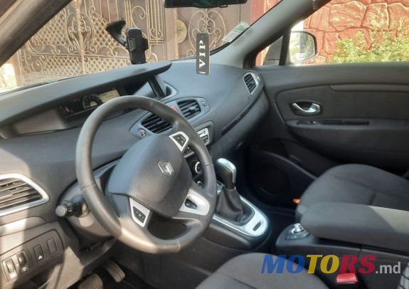 2011' Renault Scenic photo #5