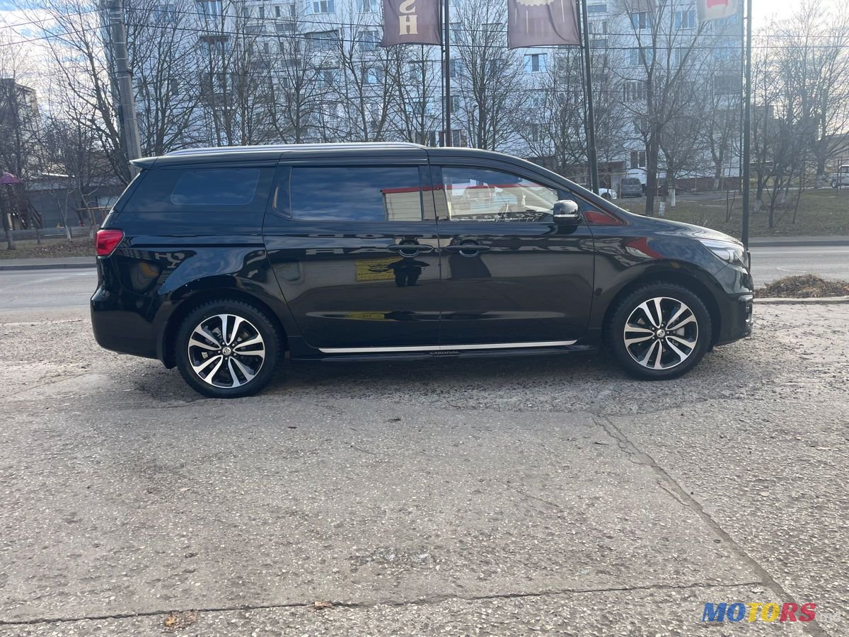 2017' Kia Carnival photo #6
