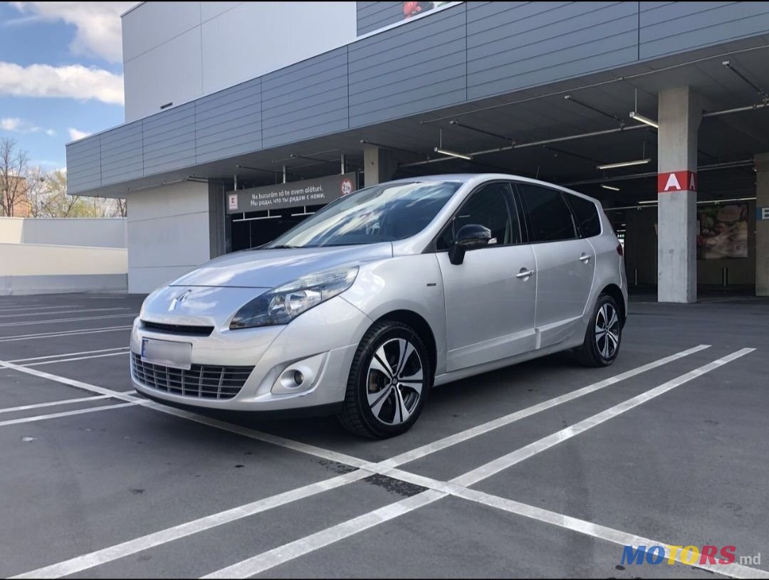 2010' Renault Grand Scenic photo #1