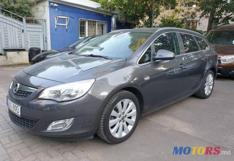 2011' Opel Astra photo #1