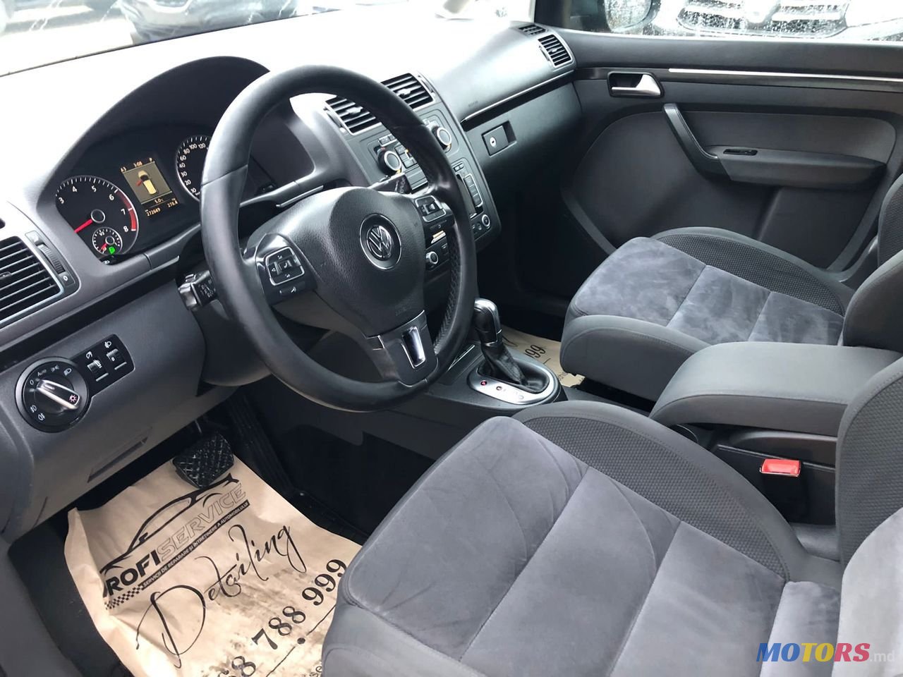 2012' Volkswagen Touran photo #2