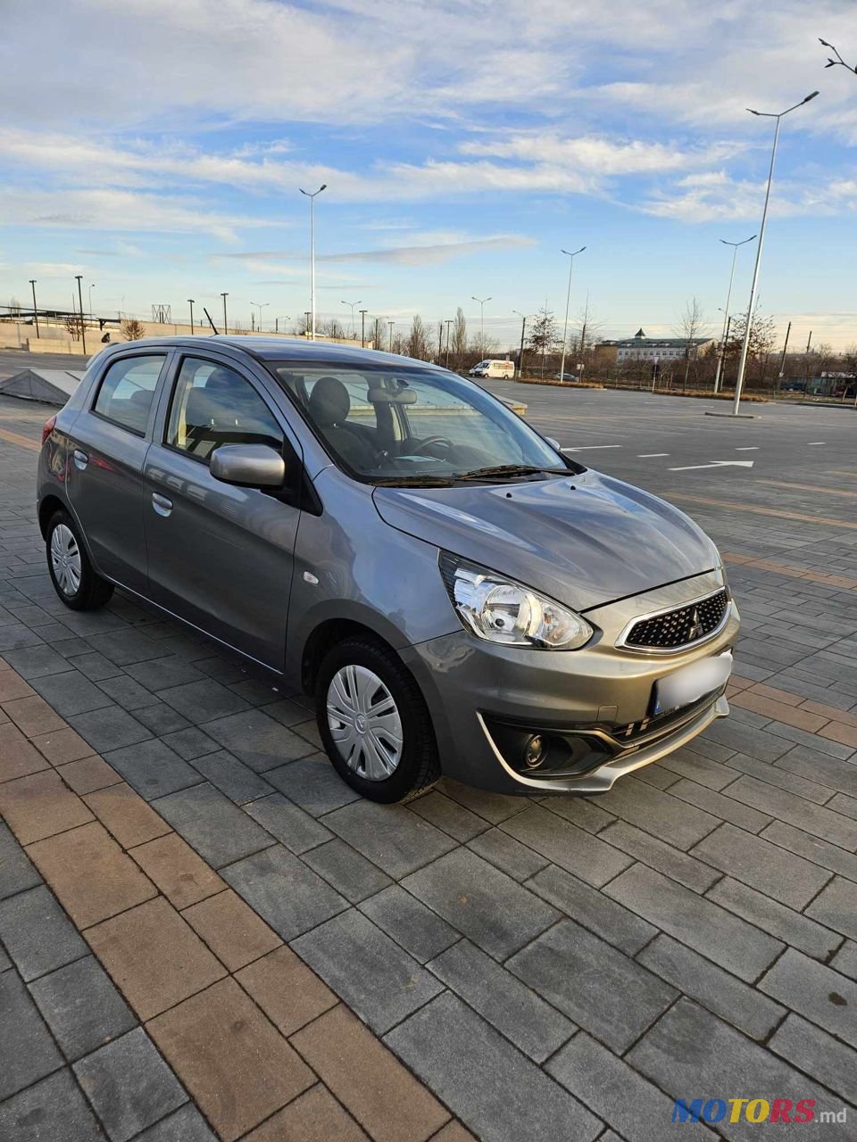 2018' Mitsubishi Mirage photo #2