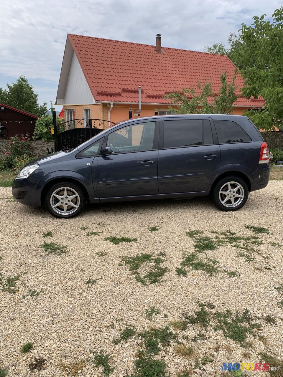 2009' Opel Zafira photo #1