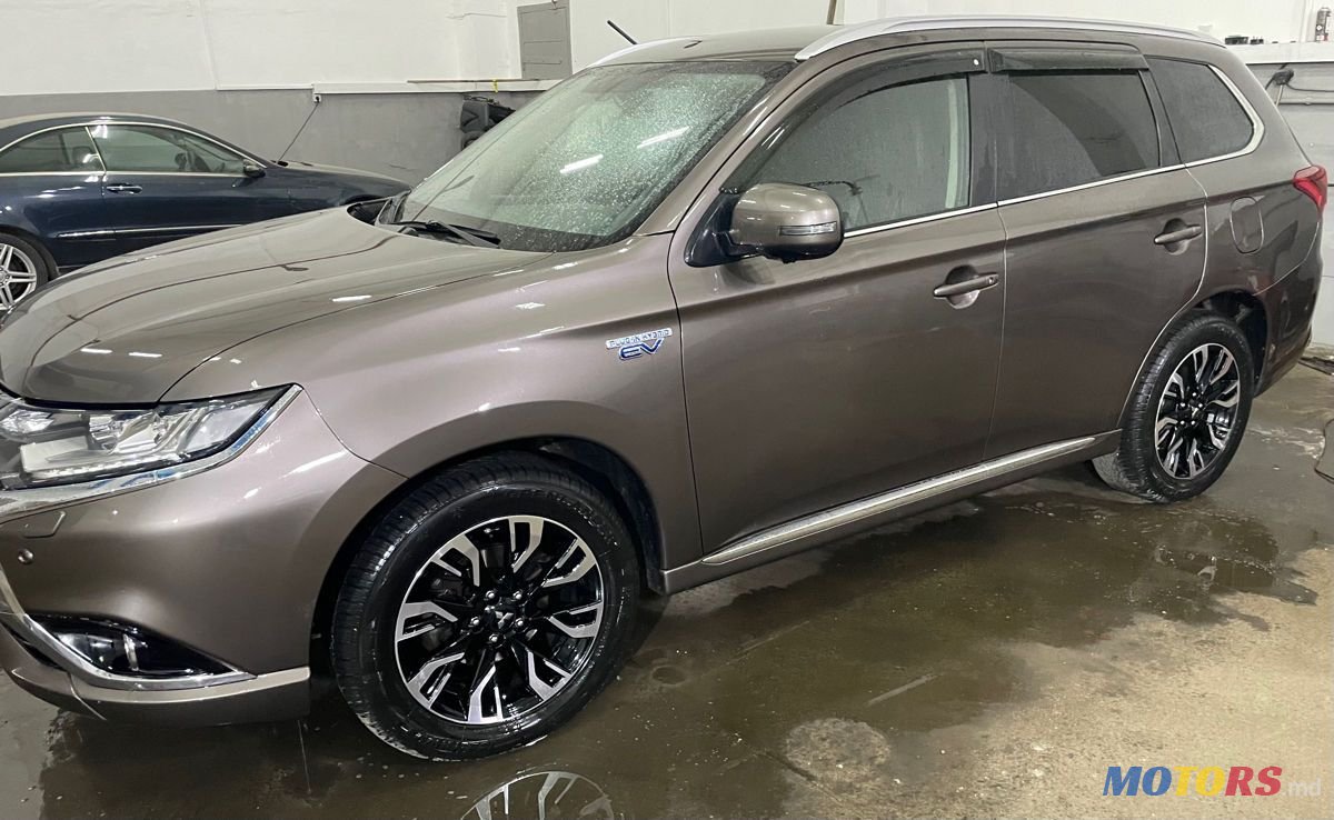 2016' Mitsubishi Outlander photo #4