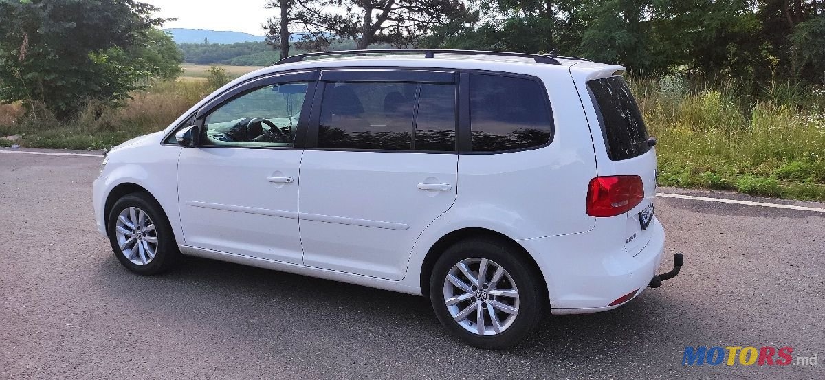 2011' Volkswagen Touran photo #5