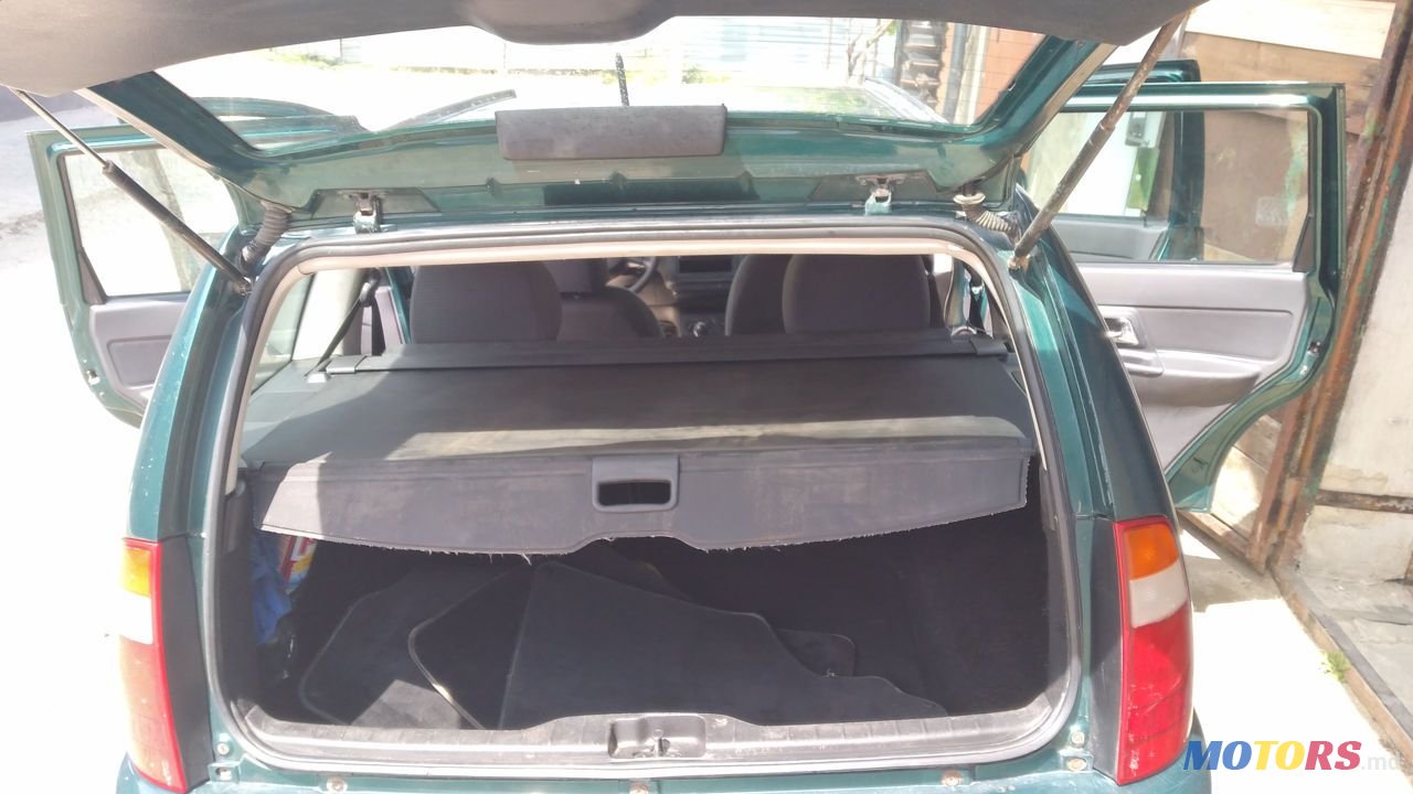 2001' Volkswagen Polo photo #5