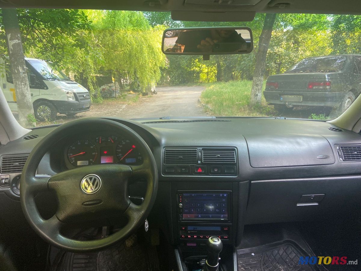 2004' Volkswagen Golf photo #3