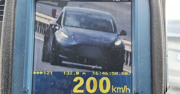 Водитель Tesla разогнался до 200 км/ч и был оштрафован полицией