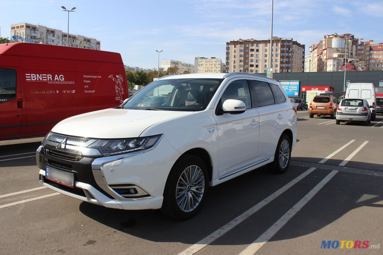2019' Mitsubishi Outlander photo #2
