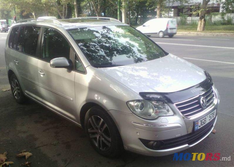 2008' Volkswagen Touran photo #2