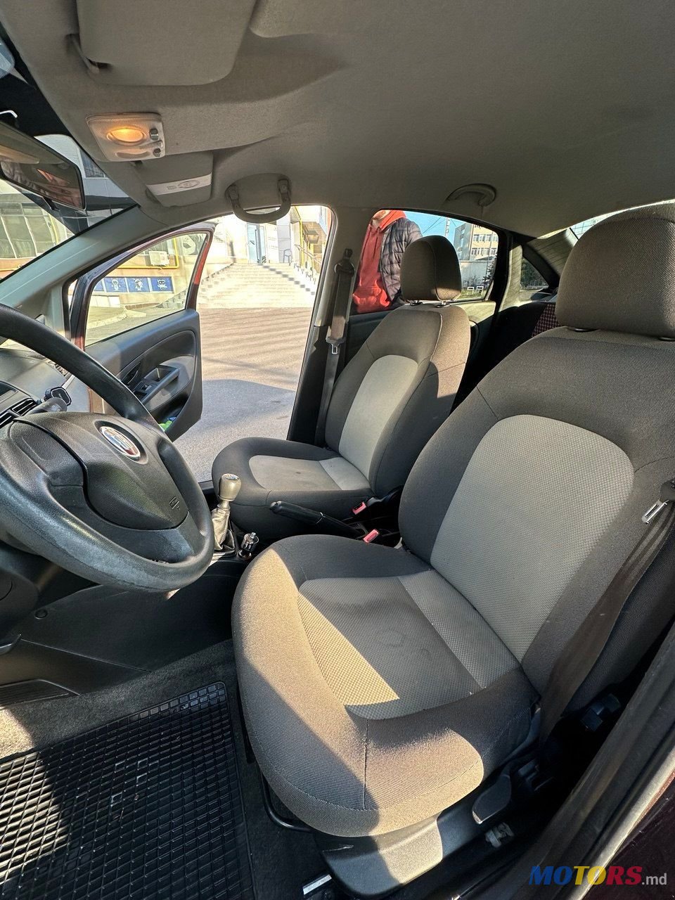 2012' Fiat Linea photo #3