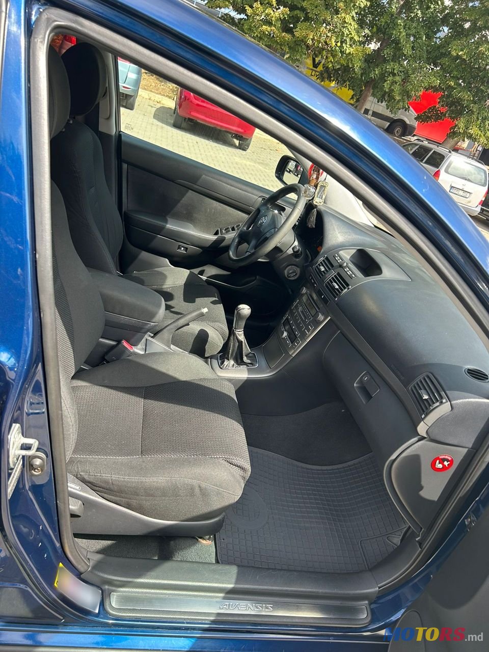 2004' Toyota Avensis photo #5