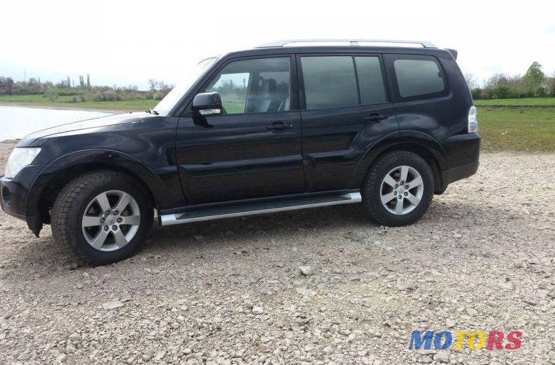 2009' Mitsubishi Pajero photo #1