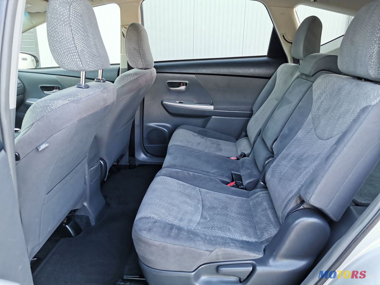 2012' Toyota Prius v photo #5