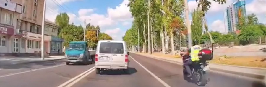 Un poliţist pe motocicletă din Chişinău reacţionează şi livrează o pedeapsă imediată unui şofer de Renault pe strada Ion Creangă