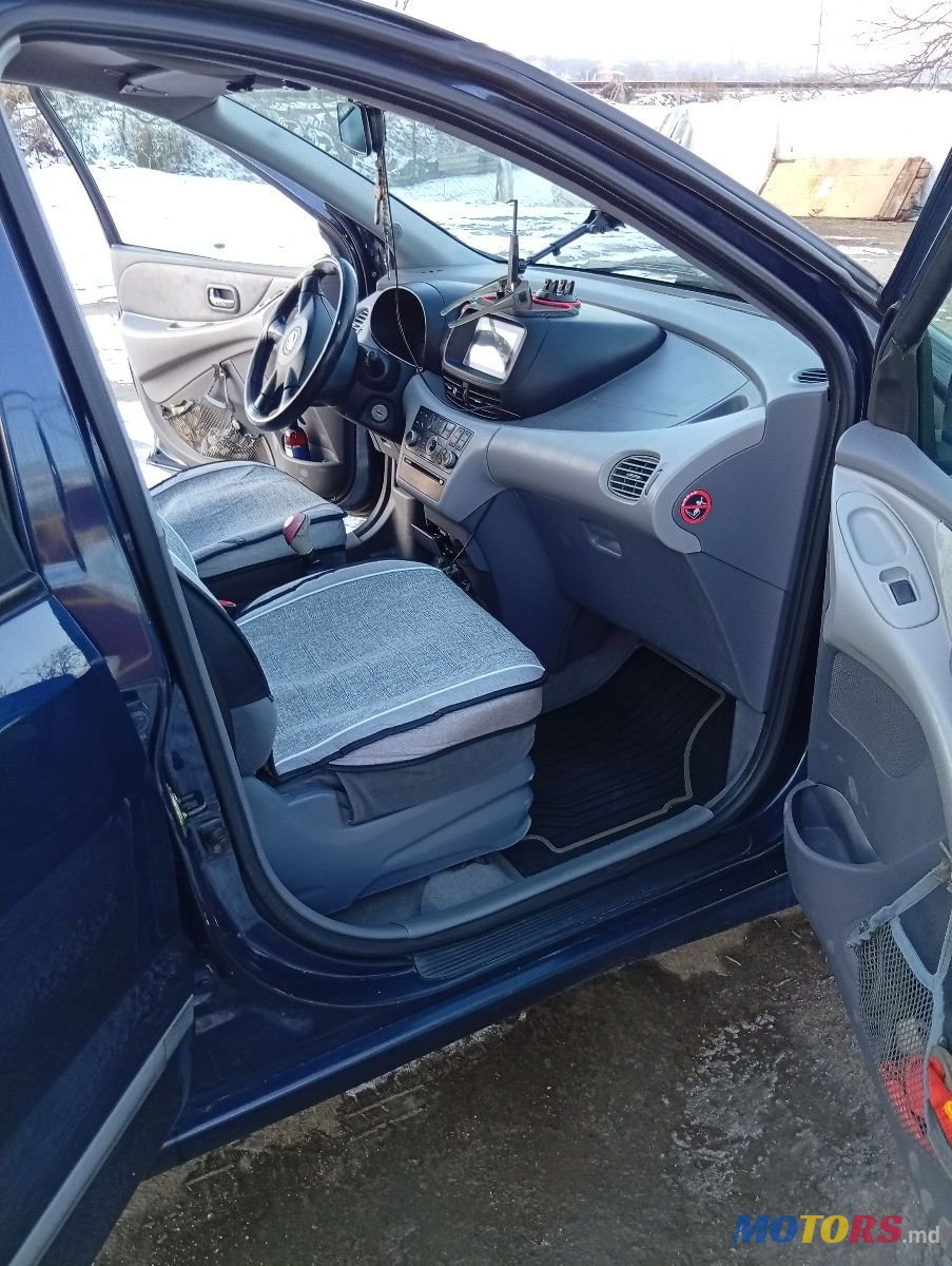 2004' Nissan Almera Tino photo #4