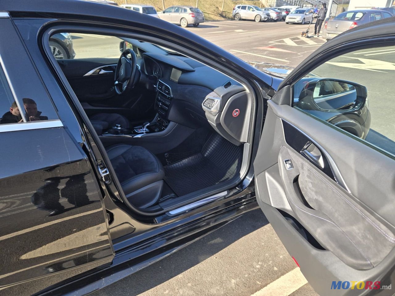 2016' Infiniti Q30 photo #4