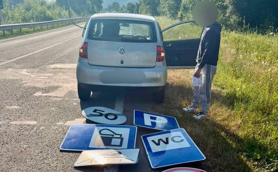 В Молдове в багажнике остановленного на трассе Volkswagen нашли дорожные знаки