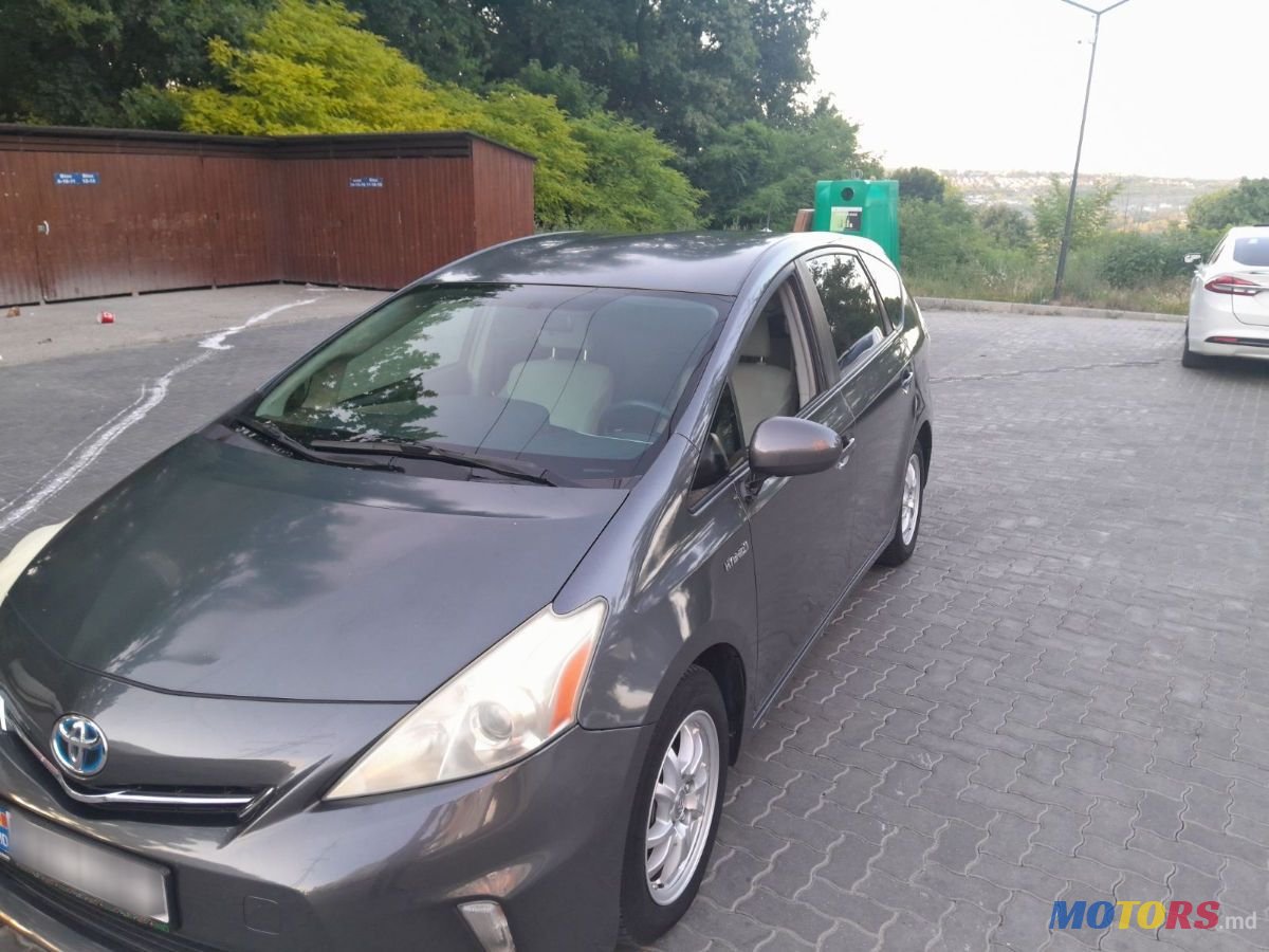 2014' Toyota Prius V photo #3