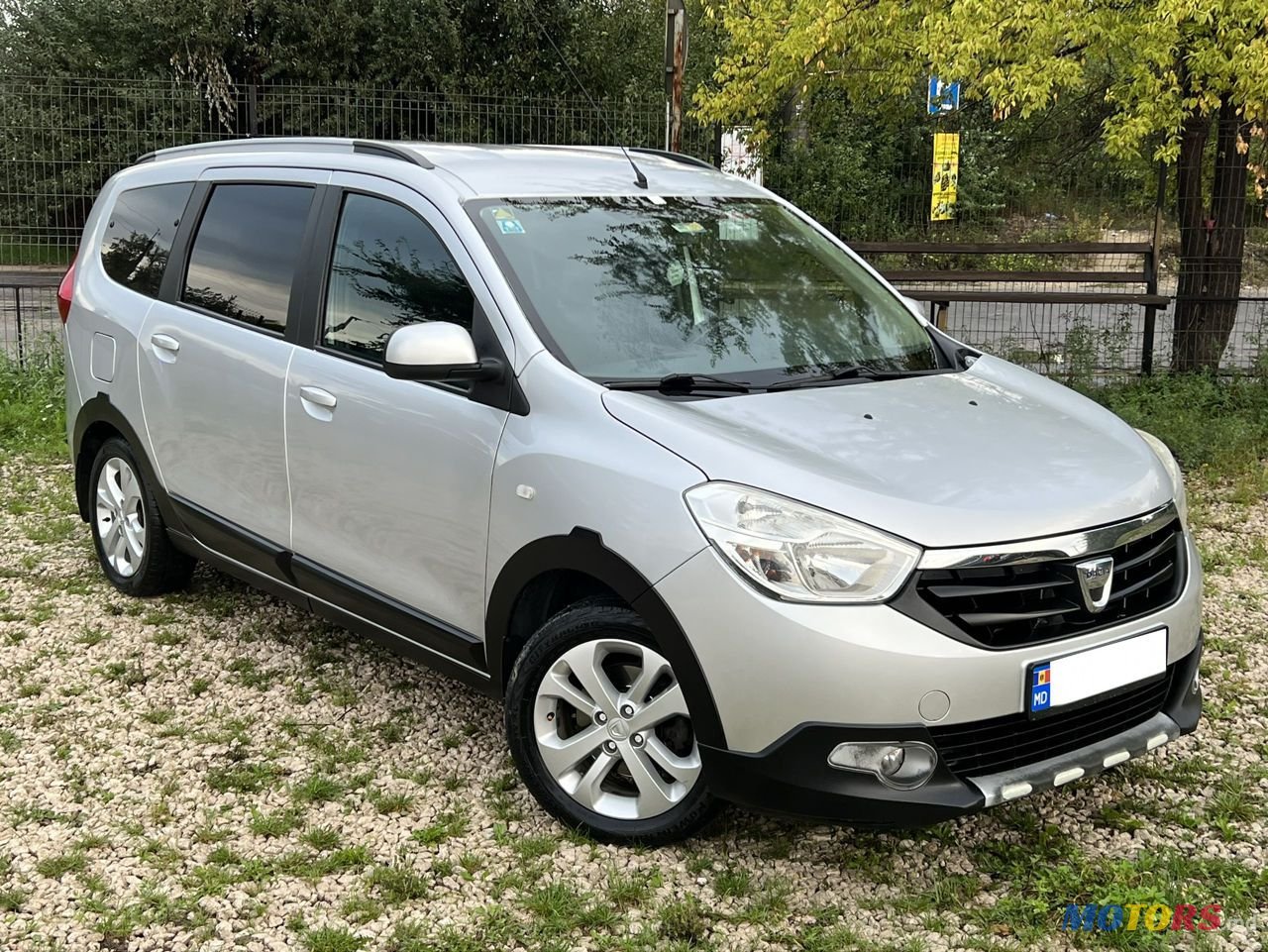 2013' Dacia Lodgy photo #2