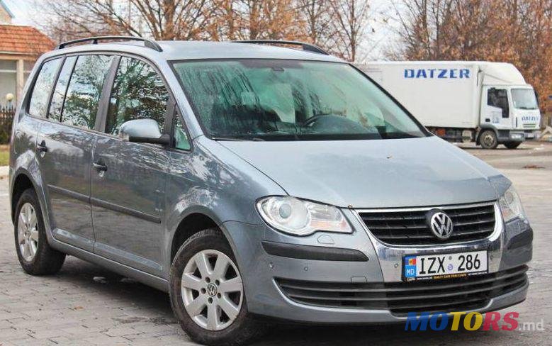 2009' Volkswagen Touran photo #1