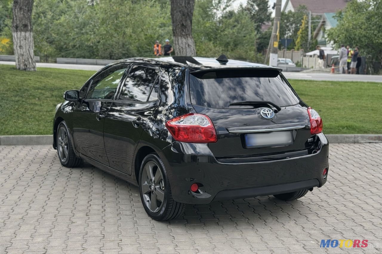 2011' Toyota Auris photo #3