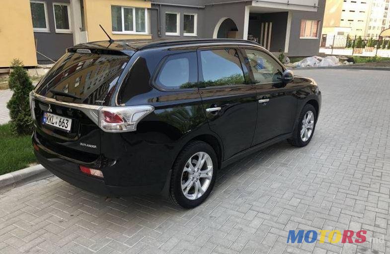 2013' Mitsubishi Outlander photo #1