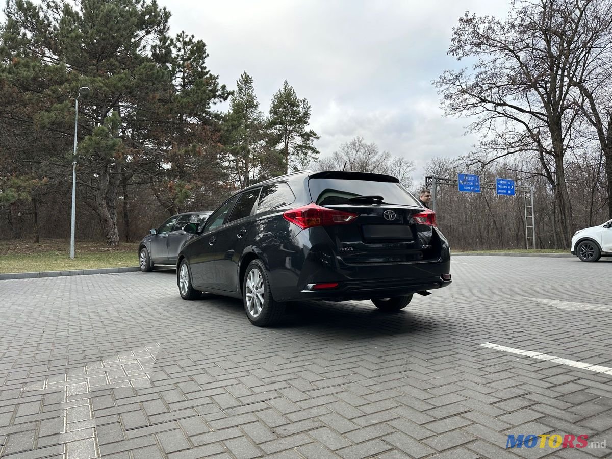 2013' Toyota Auris photo #4