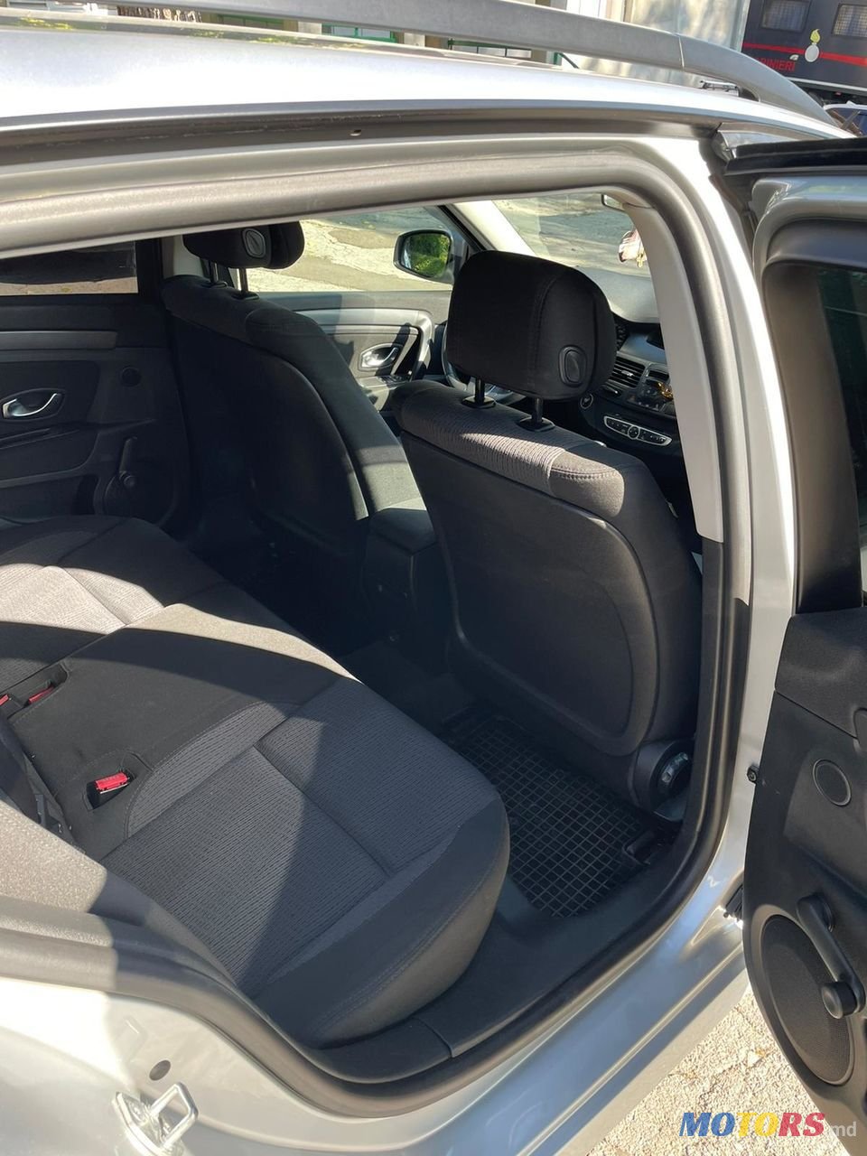 2008' Renault Laguna photo #6