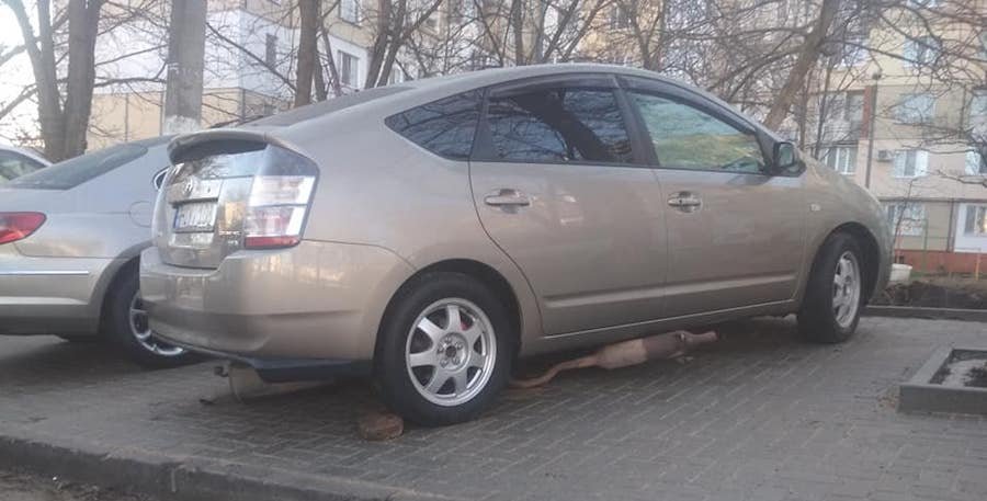 Tendințe noi în preferințele hoților de piese auto din Moldova! Au lăsat un Prius fără catalizator