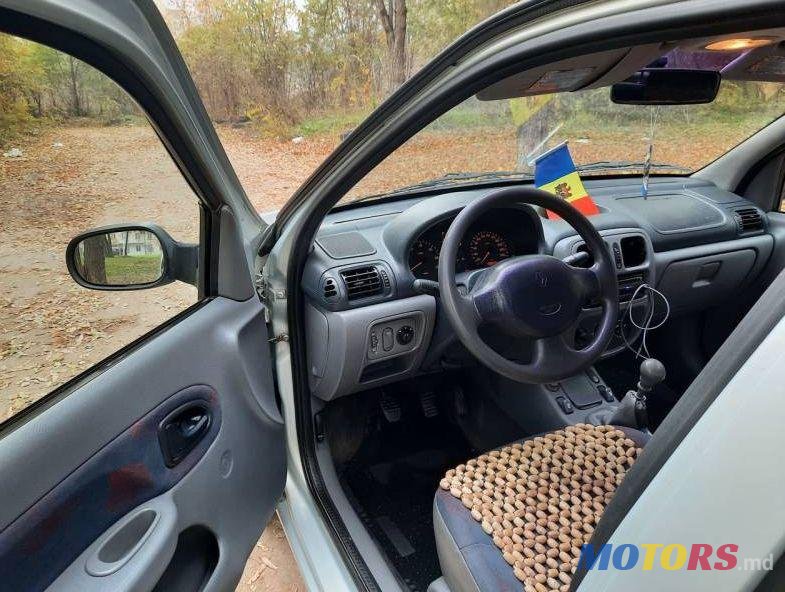 2002' Renault Clio photo #1