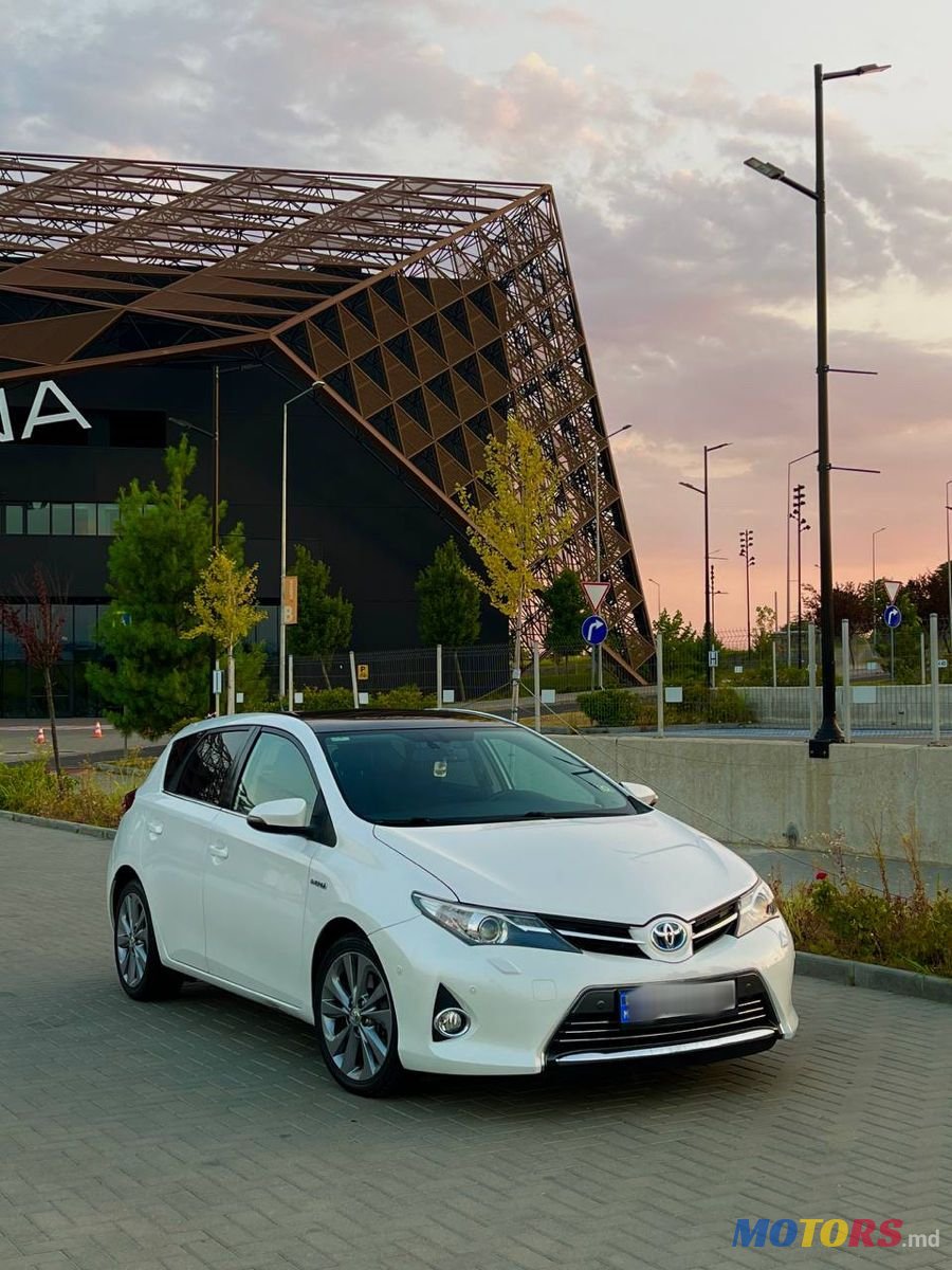 2012' Toyota Auris photo #3