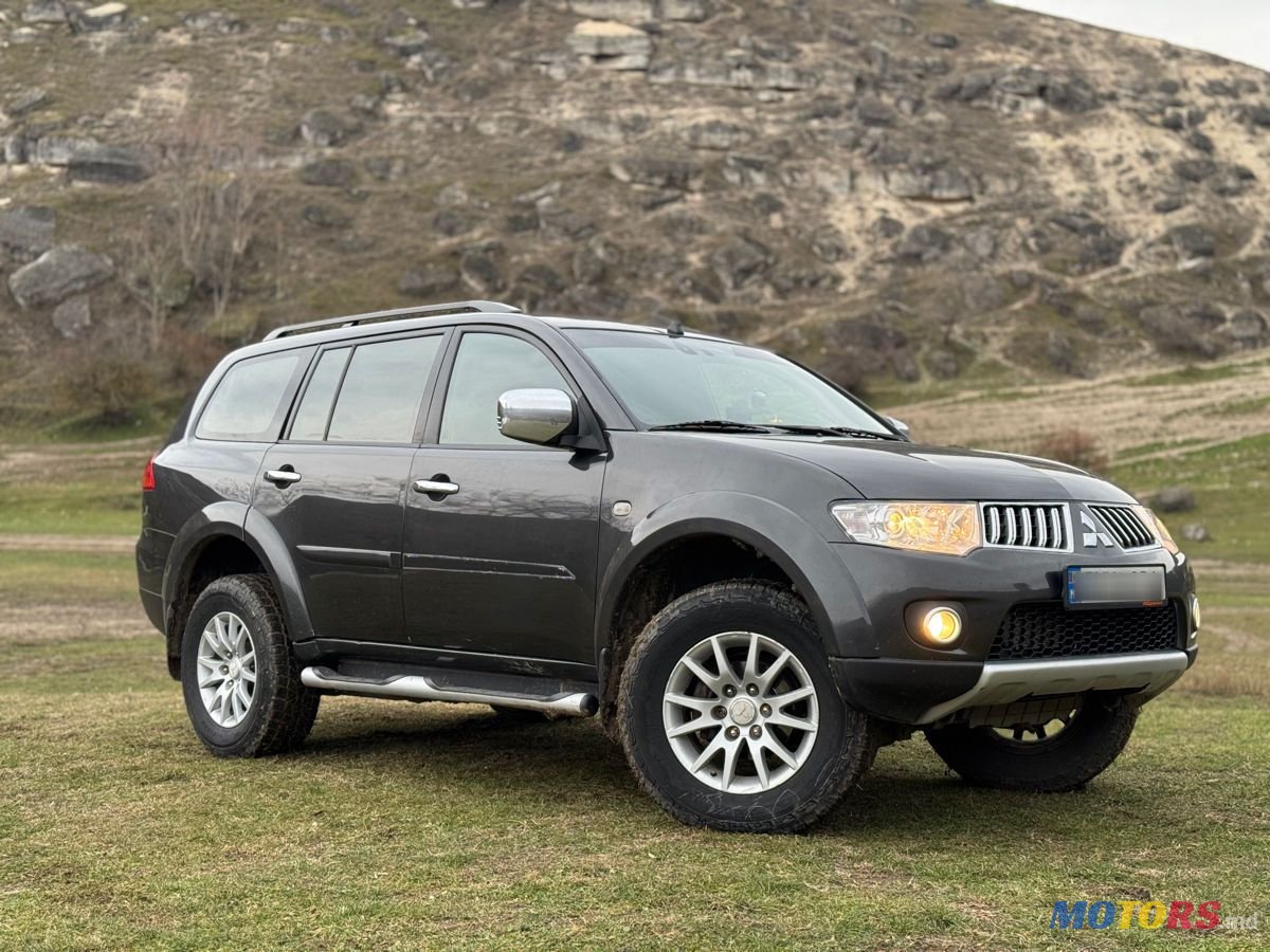 2013' Mitsubishi Pajero Sport photo #3