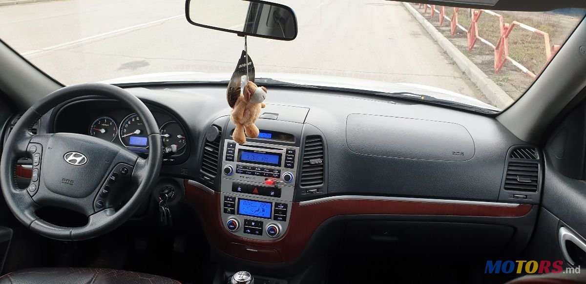 2009' Hyundai Santa Fe photo #5